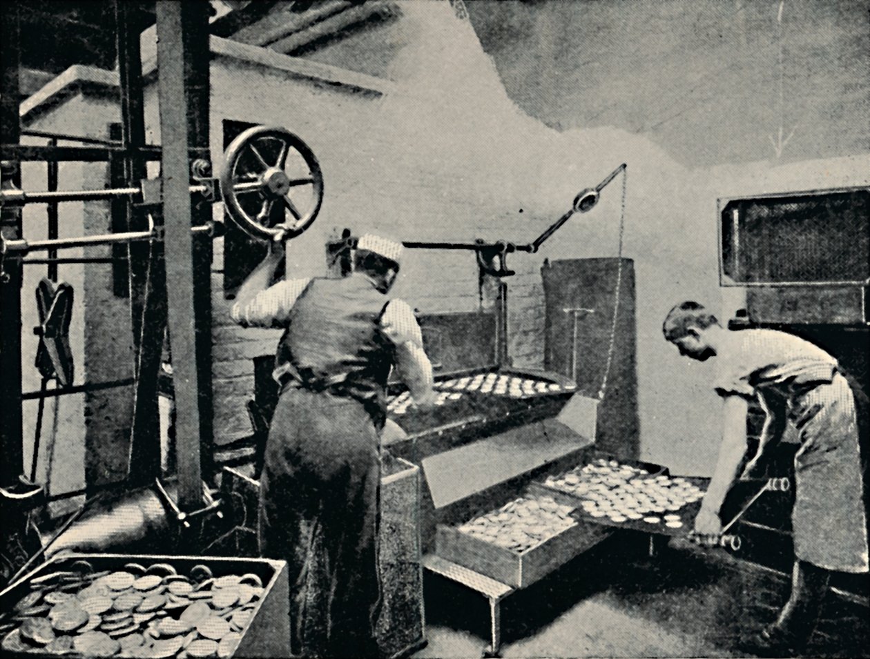 Keksin poistaminen uunista, c1917 tekijältä Unbekannt