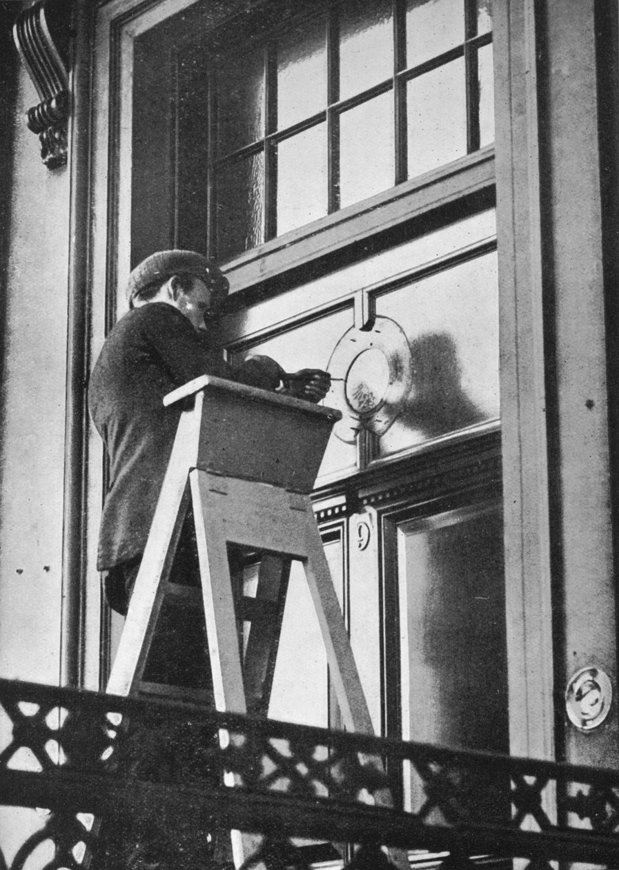 Saksan tunnusten poistaminen Saksan suurlähetystöstä, Carlton House Terrace, Lontoo, 1914 tekijältä Unbekannt
