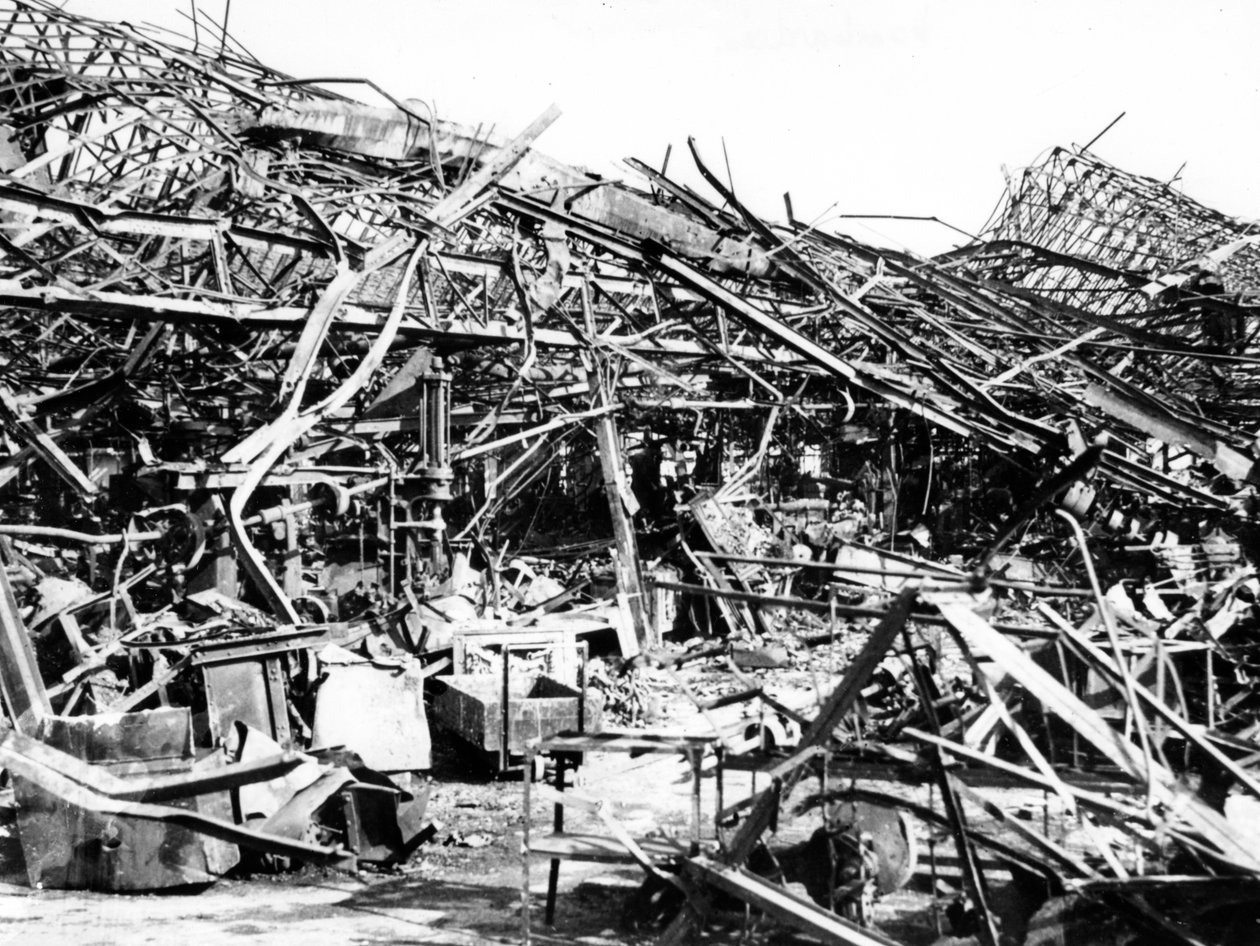 Renaultin tehdas tuhoutui liittoutuneiden pommituksissa, Sevresissä lähellä Pariisia, 1940-1944 tekijältä Unbekannt