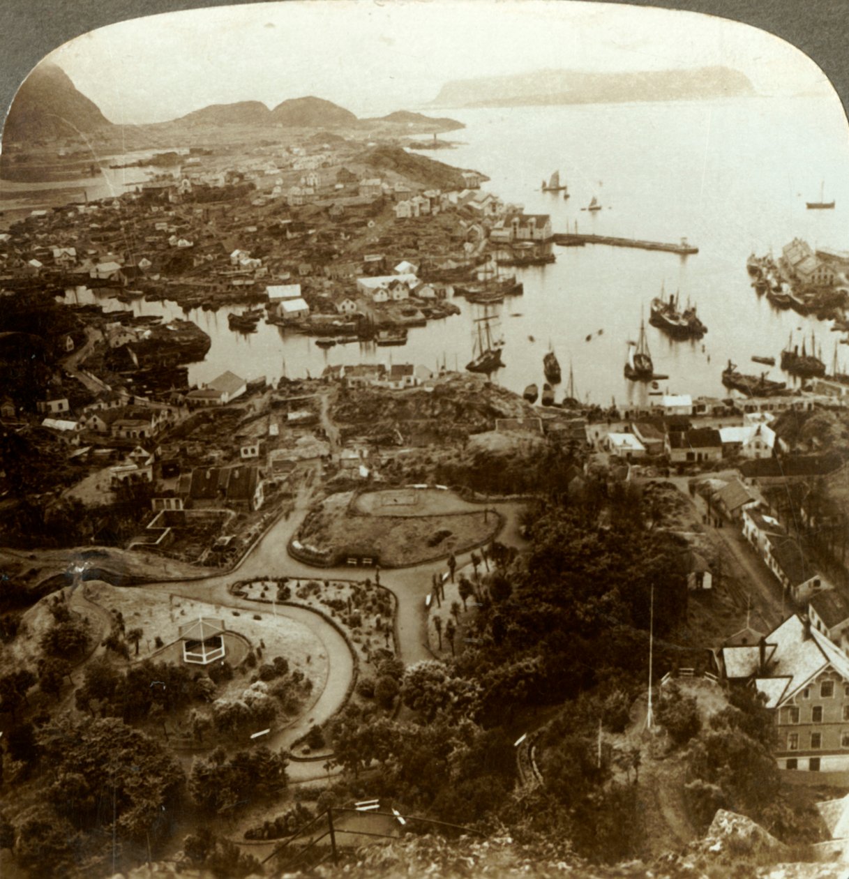 Palaneen kaupungin kunnostaminen - Aalesund, saaren satama ja tärkeät turskan markkinat, Norja, 1905. tekijältä Unbekannt