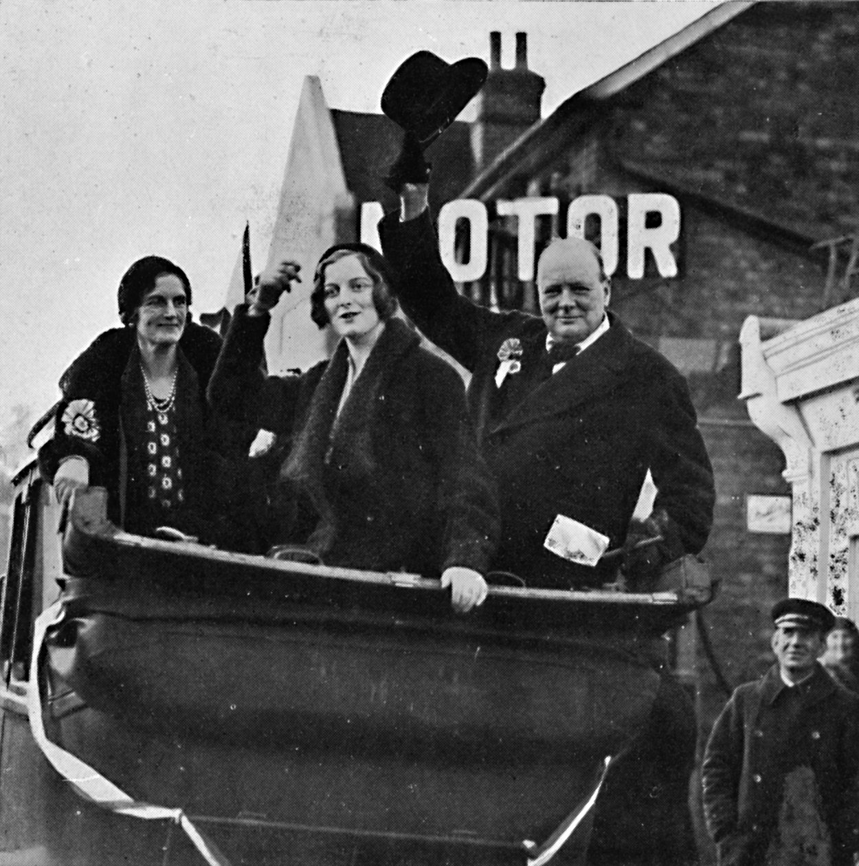 Palasi Eppingiin Rouva Churchill ja tytär Diana jakavat onnen ja voiton, 1931, 1945. tekijältä Unbekannt