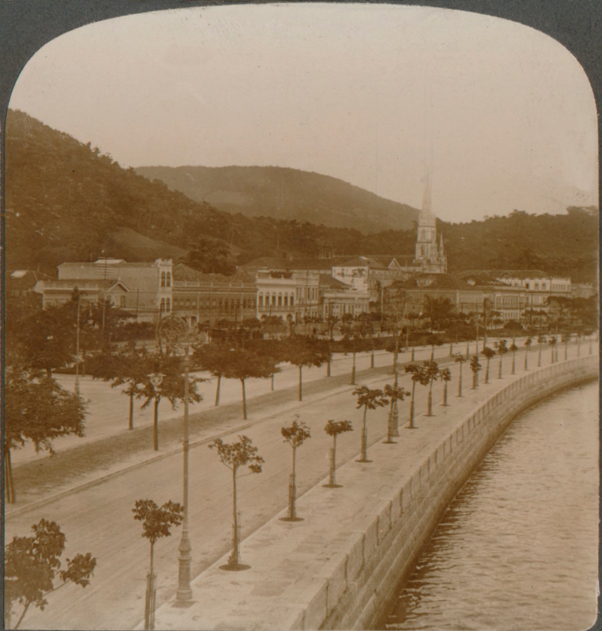 Rio Janeiros 5 mailin laituri, joka ympäröi maailman suurinta sisämaalahdetta, c1900 tekijältä Unbekannt