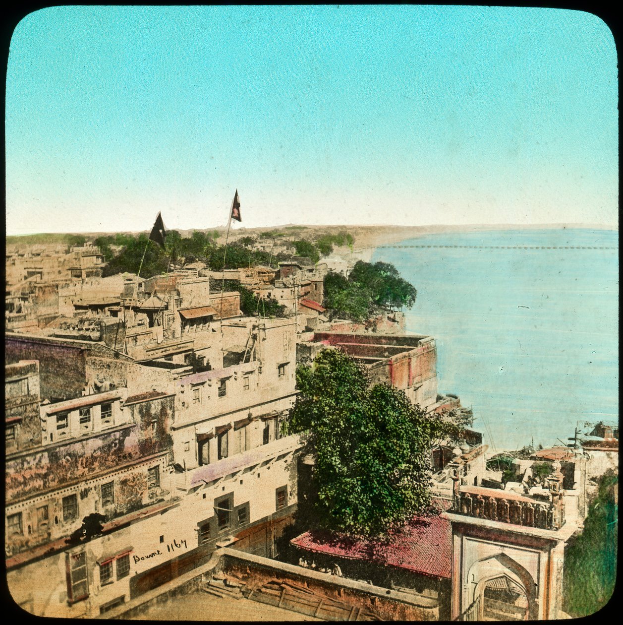 Ganges-joki Aurangzebin moskeijasta, Benares, Intia, 1800-luvun loppu tai 1900-luvun alku tekijältä Unbekannt