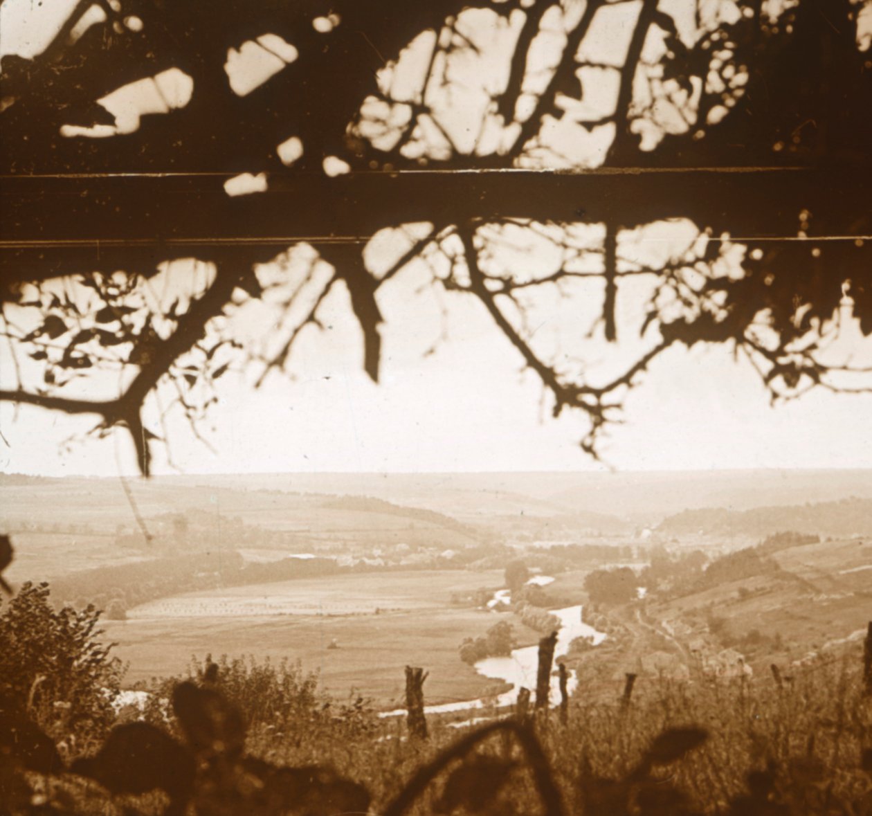 Maas-joki juoksuhaudoista nähtynä, Verdun, Pohjois-Ranska, c1914-c1918 tekijältä Unbekannt