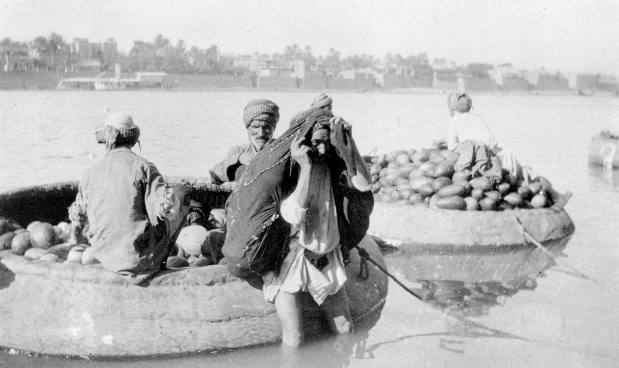Meloneja täynnä oleva jokivene, Tigris River, 1917-1919 tekijältä Unbekannt