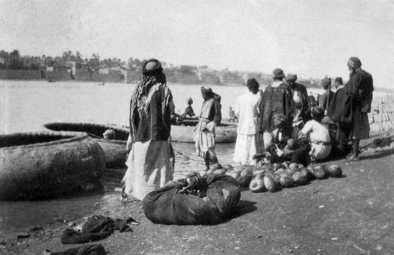Meloneja täynnä oleva jokivene, Tigris River, Bagdad, Irak, 1917-1919 tekijältä Unbekannt