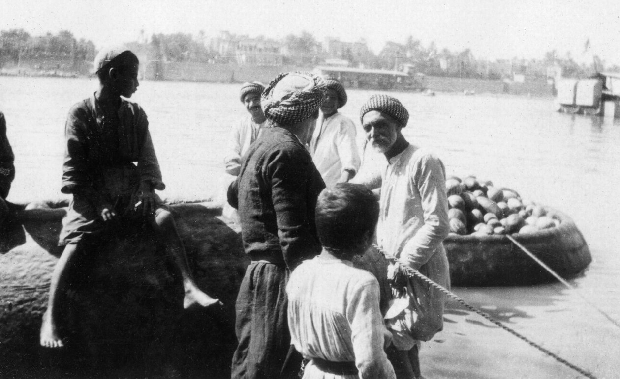 Meloneja täynnä oleva joki, Tigris River, Bagdad, Irak, 1917-1919 tekijältä Unbekannt