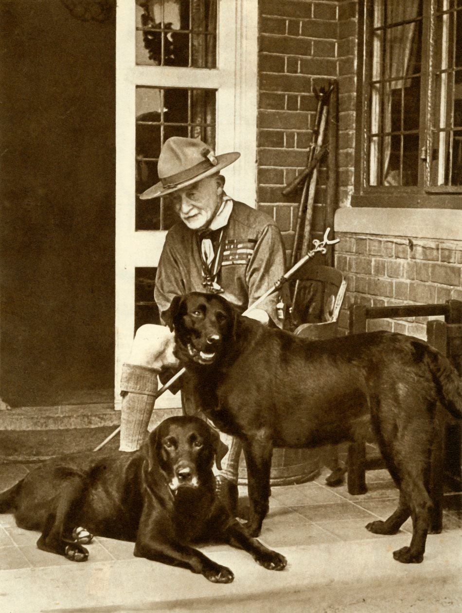 Robert Baden-Powell kotona koirien kanssa, c1929, 1935. tekijältä Unbekannt