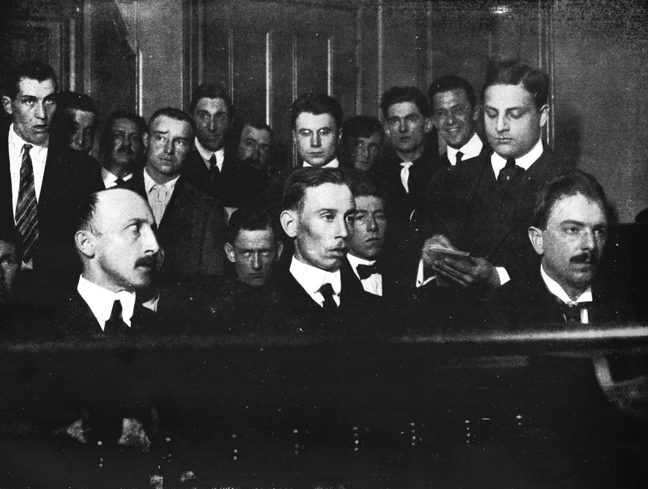 Robert Fay vasemmalla ja hänen kaksi rikoskumppaniaan kuvattiin oikeudessa, 1915. tekijältä Unbekannt