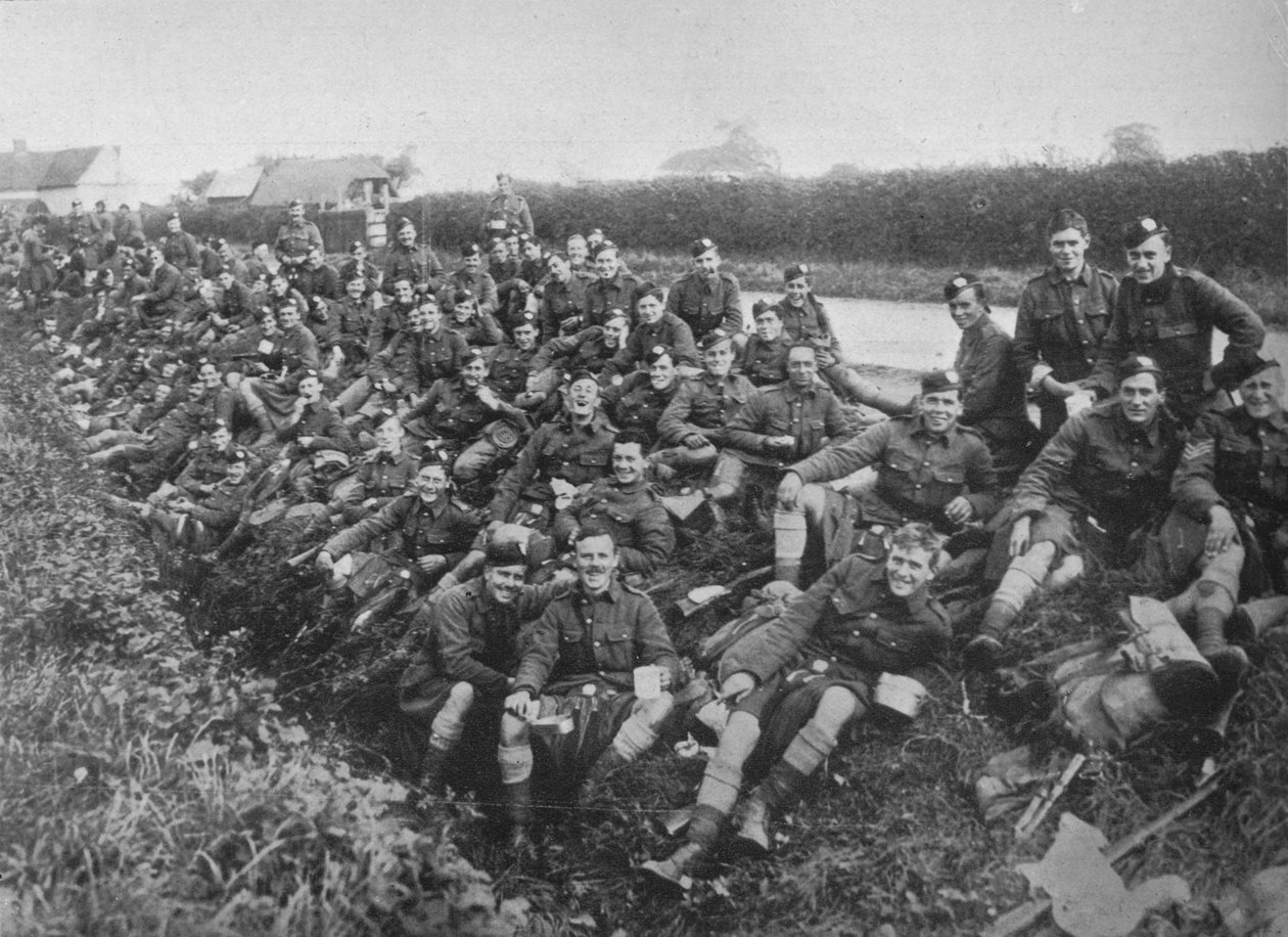 Royal Army Medical Corpsin värvätyt syövät aterian ulkona, 1915 tekijältä Unbekannt
