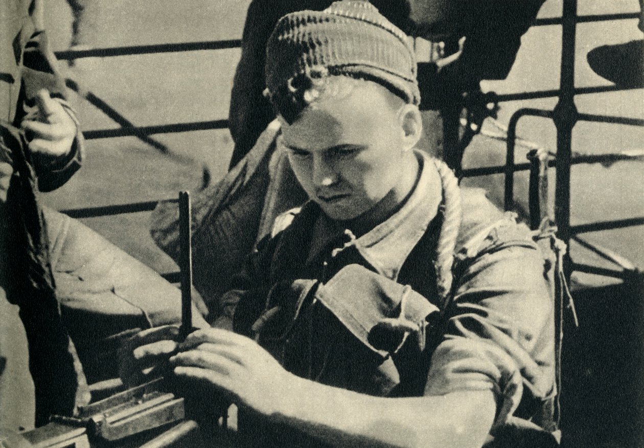 Kuninkaallinen merijalkaväki tarkistaa konekivääriään, toinen maailmansota, c1939-c1943 1944. tekijältä Unbekannt