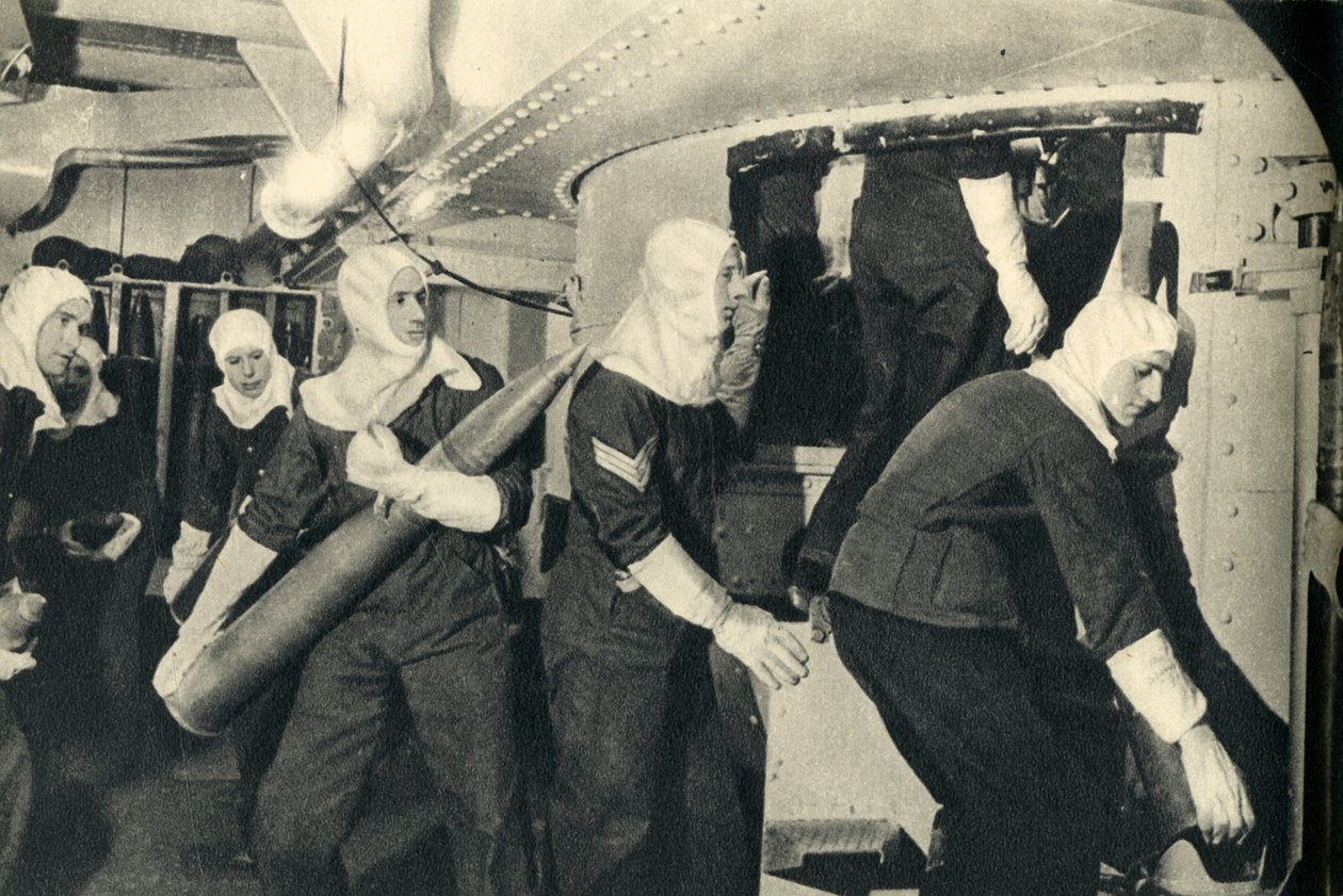 Kuninkaallinen merijalkaväki käsittelee ammuksia HMS Illustriousissa, World War II, c1939-c1943 1944. tekijältä Unbekannt