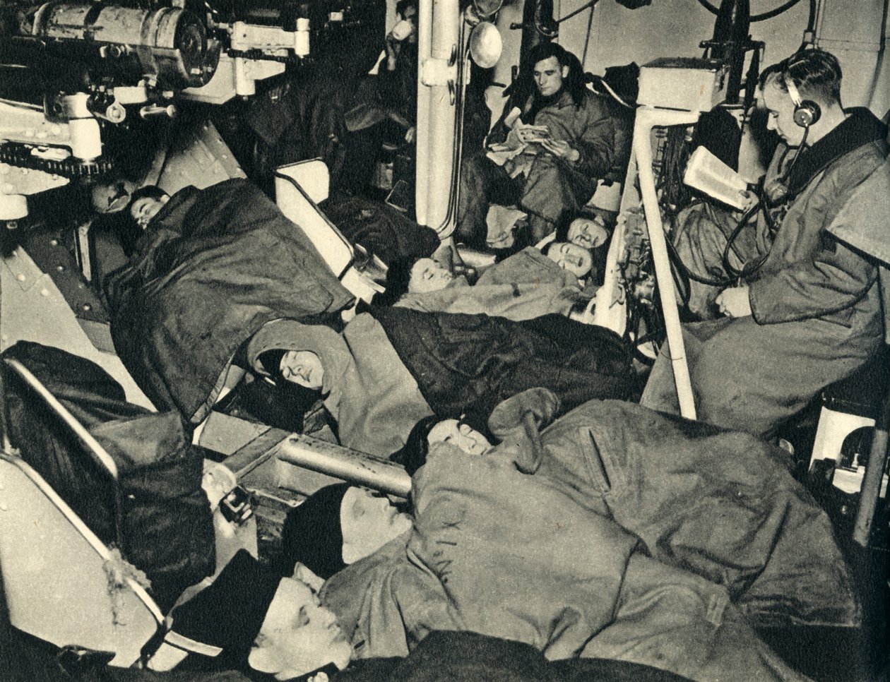 Kuninkaalliset merijalkaväki nukkumassa sotalaivan tykkirakennuksessa, toinen maailmansota, c1939-c1943 1944. tekijältä Unbekannt