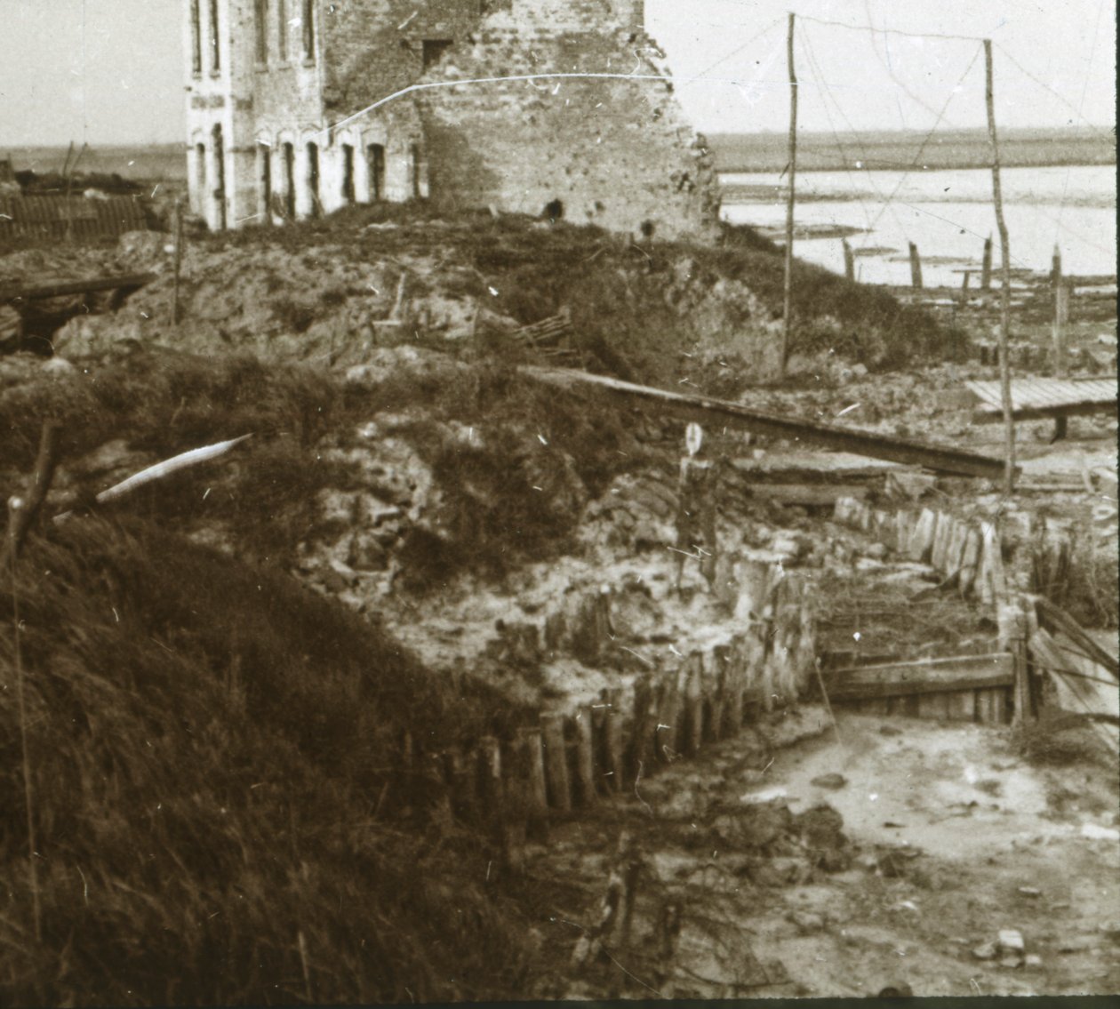 Raunioitunut rakennus ja juoksuhaudot rannikolla, c1914-c1918 tekijältä Unbekannt