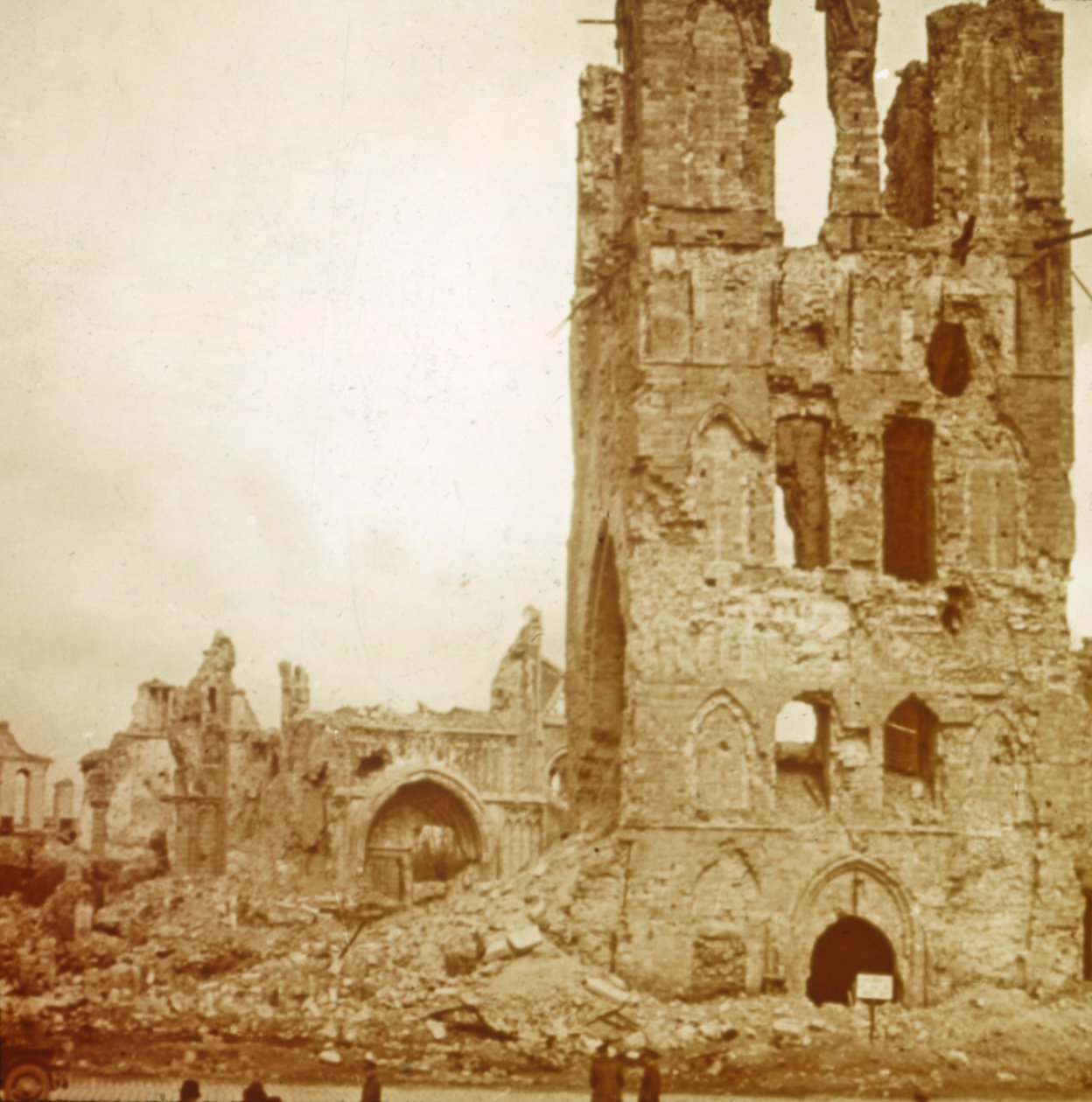 Raunioitunut katedraali, Ypres, Flanderi, Belgia, c1914-c1918 tekijältä Unbekannt