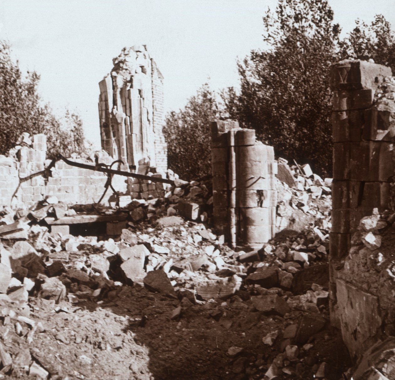 Raunioitu linna, Pinon, Pohjois-Ranska, c1914-c1918 tekijältä Unbekannt