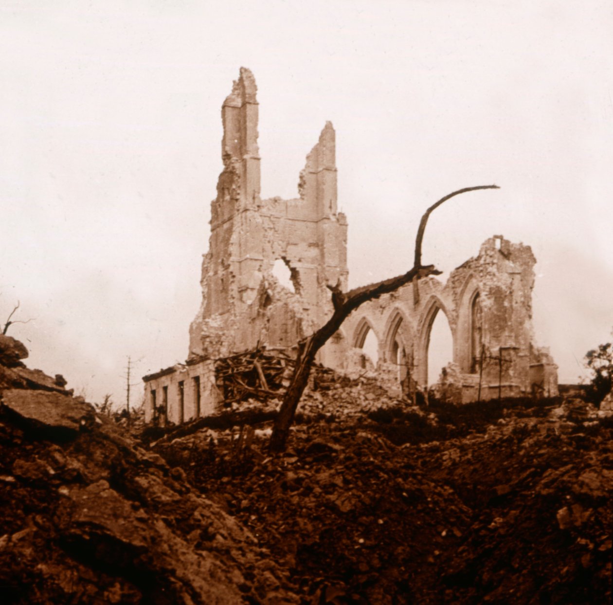 Rauniokirkko, Ablain-Saint-Nazaire, Pohjois-Ranska, c1914-c1918 tekijältä Unbekannt