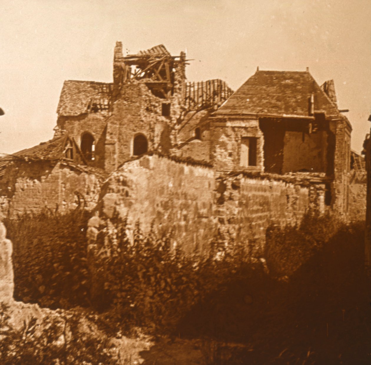 Rauniokirkko, Beaumont-sur-Vesle, Pohjois-Ranska, c1914-c1918 tekijältä Unbekannt