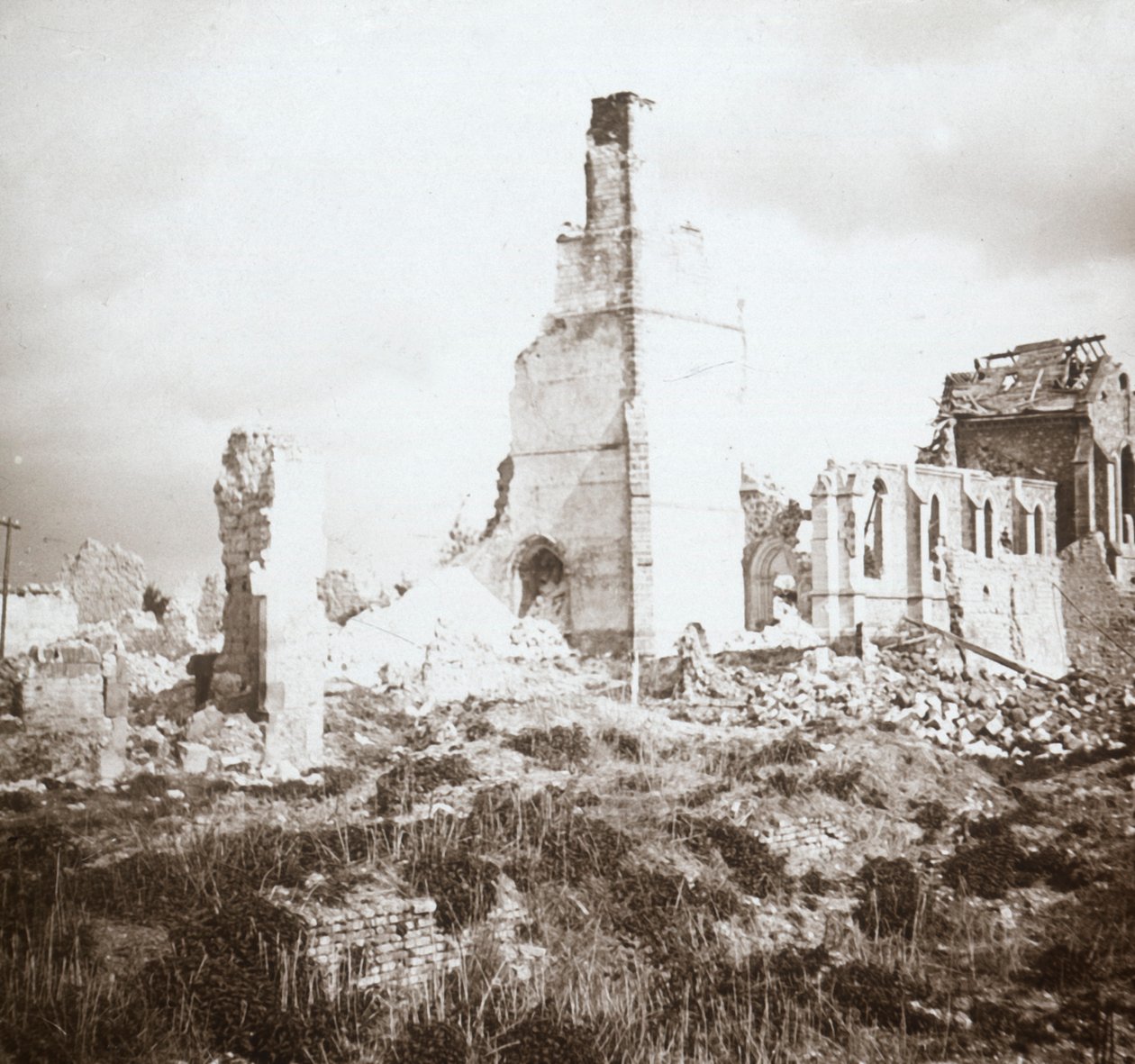 Rauniokirkko, Chauny, Pohjois-Ranska, c1914-c1918 tekijältä Unbekannt