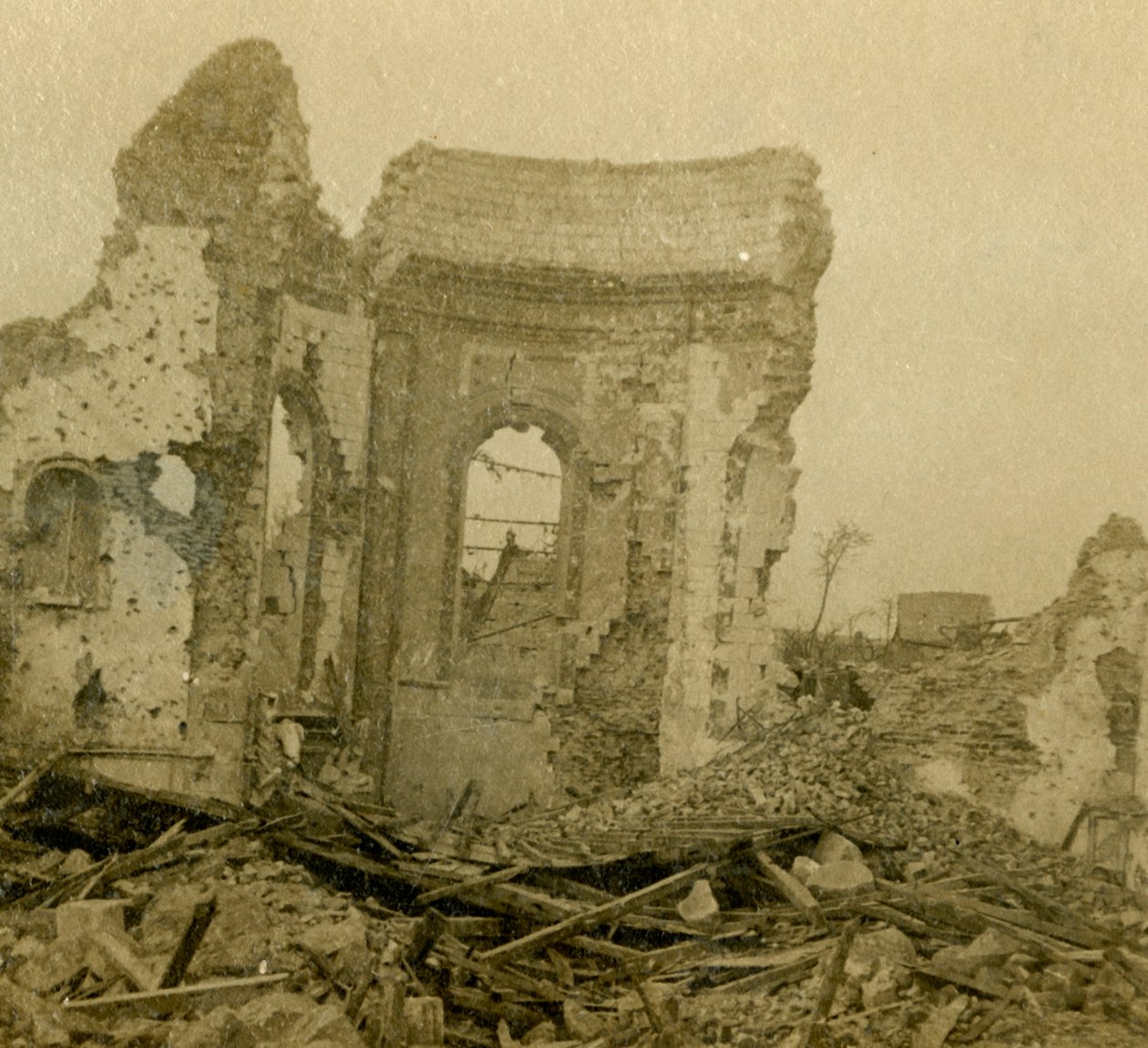 Rauniokirkko, Commbles, Pohjois-Ranska, c1914-c1918 tekijältä Unbekannt