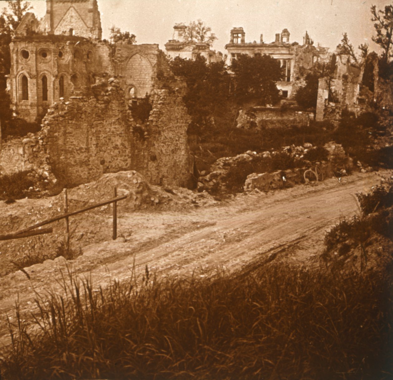 Raunioitu kirkko ja linna, Ranska, c1914-c1918 tekijältä Unbekannt