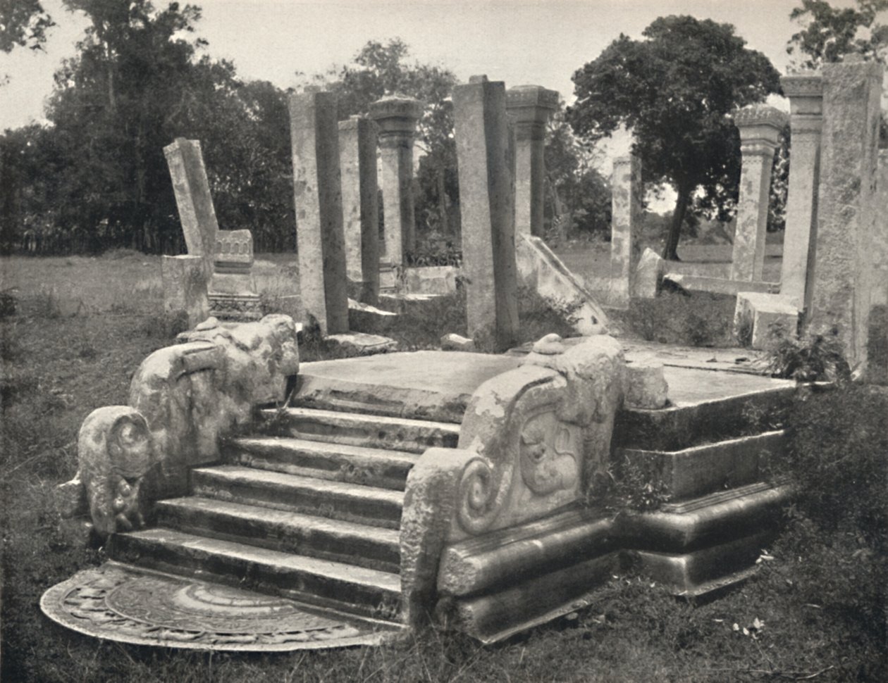 Pilarihallin rauniot, sen edessä portaat kuukivillä katso levy 79, Anuradhapura, 1926 tekijältä Unbekannt