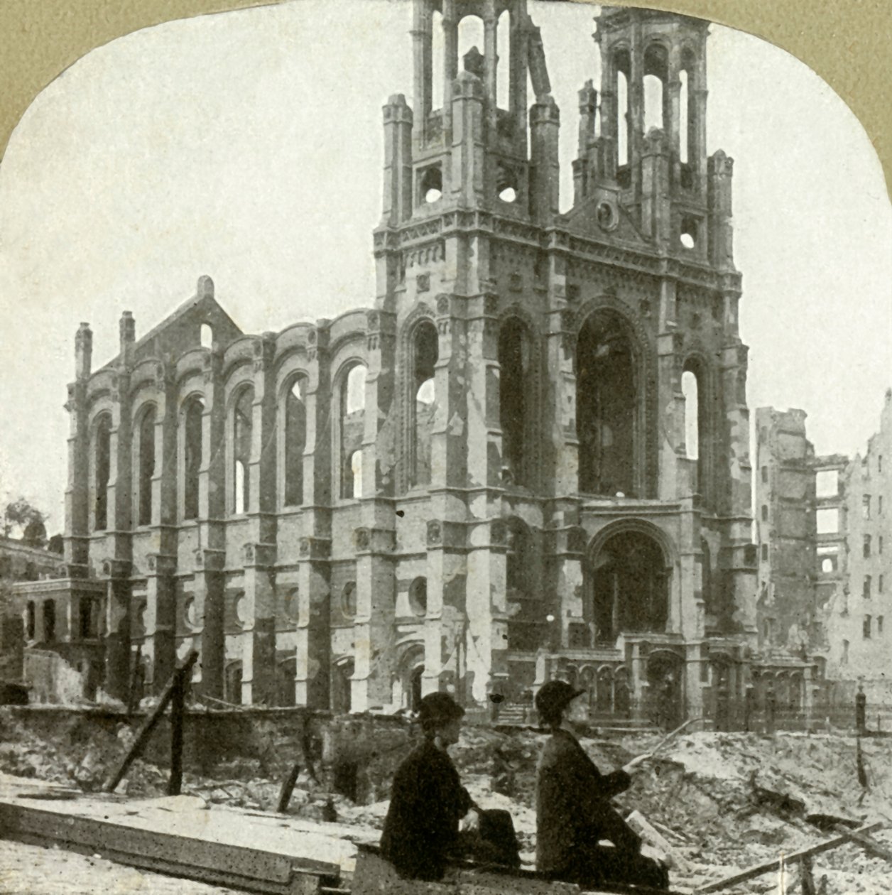 Sutter-kadulla sijaitsevan juutalaisen synagogan rauniot olivat vuosien 1865 ja 1868, 1906 suuret maanjäristykset. tekijältä Unbekannt