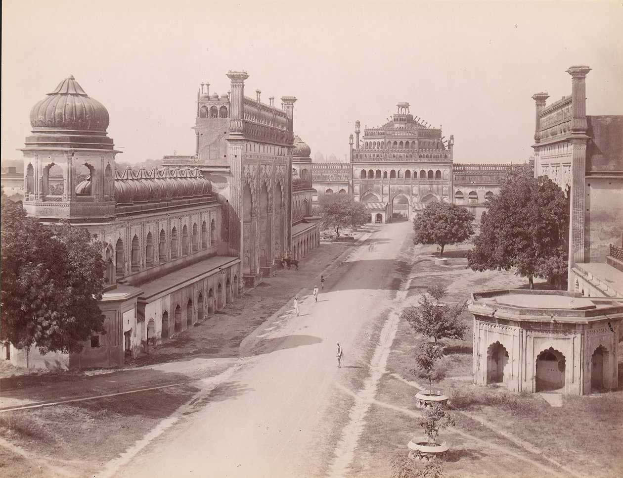Rumi Darwaza ja Bara Imambaran portti lähti "jawab" Facsimile Gatewayn kanssa..., 1860-70-luvut. tekijältä Unbekannt