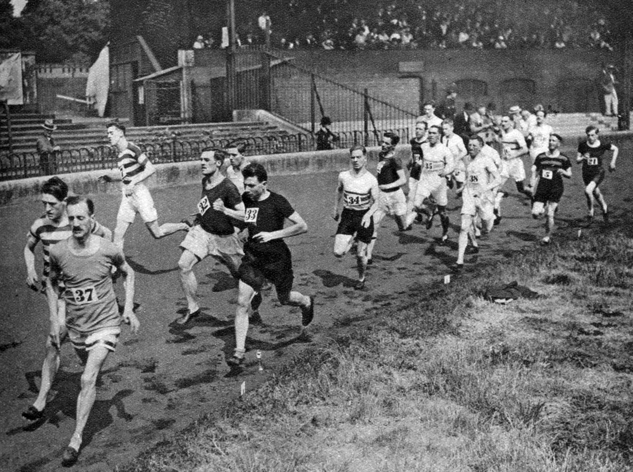 Puolen mailin juoksu julkishallinnon urheilupäivänä, Stamford Bridge, Lontoo, 1926-1927 tekijältä Unbekannt