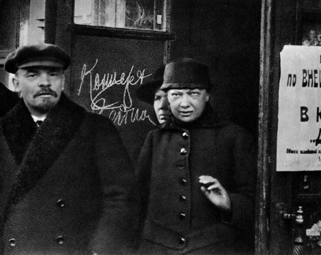 Venäjän bolshevikkijohtaja Vladimir Lenin ja hänen vaimonsa Nadežda Krupskaja, Venäjä, 1922 tekijältä Unbekannt