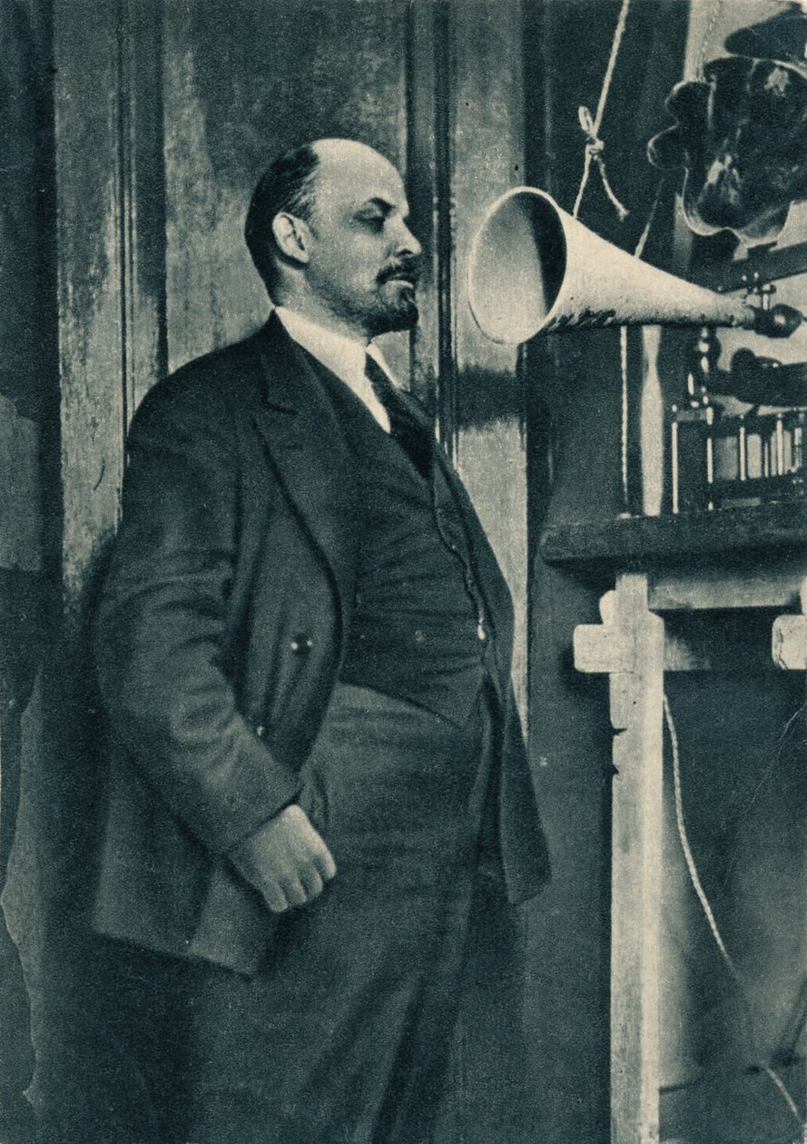Venäjän bolshevikkijohtaja Vladimir Lenin radionauhoitteella Kremlissä, Moskova, Venäjä, 1919 tekijältä Unbekannt