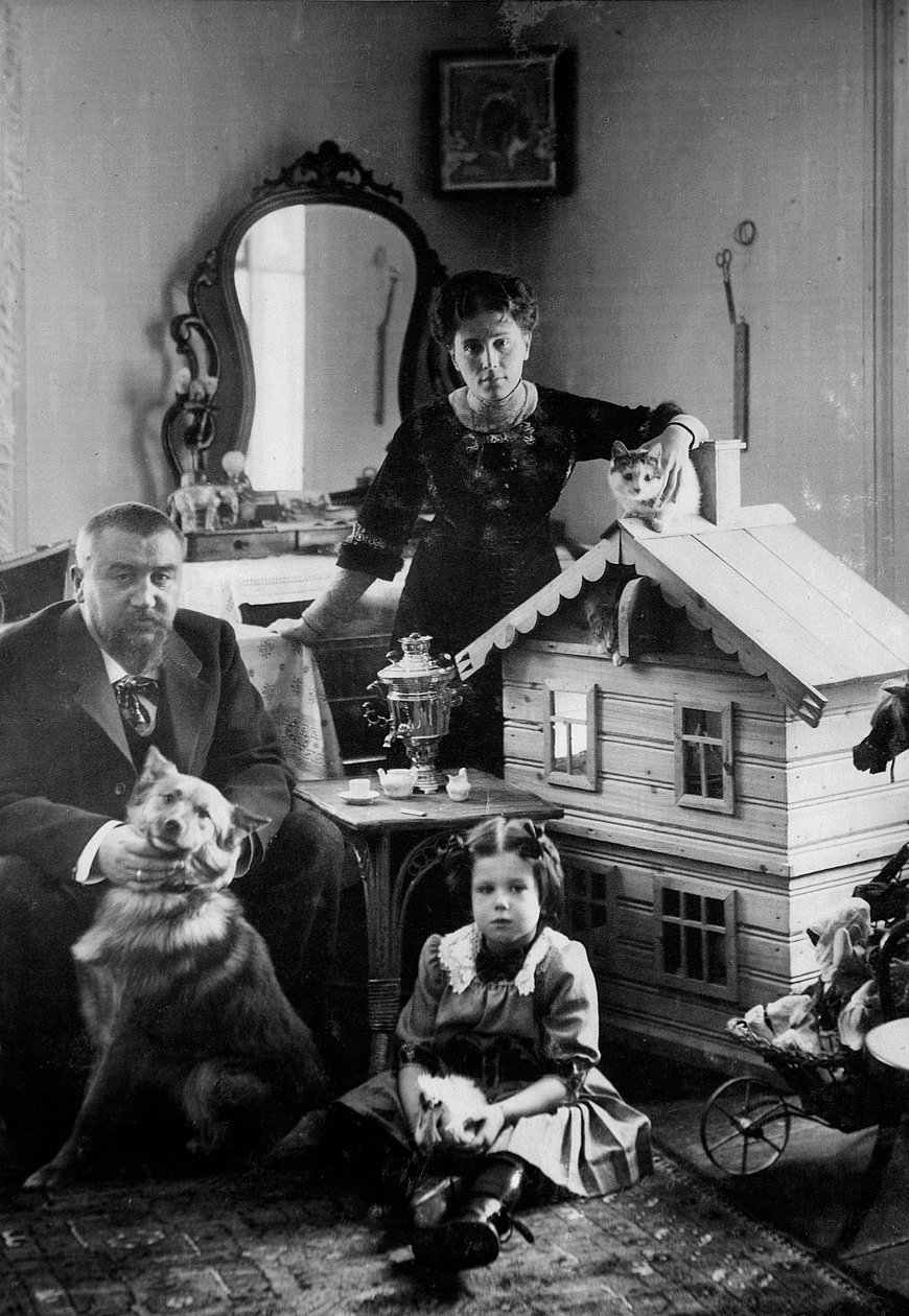 Venäläinen kirjailija Aleksanteri Kuprin kotonaan perheensä kanssa, Gatchina, Venäjä, 1900-luvun alku tekijältä Unbekannt