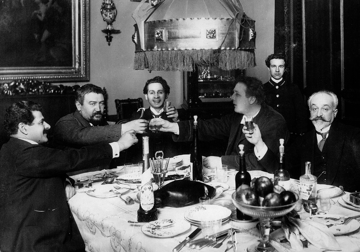 Venäläinen kirjailija Alexander Kuprin ystäviensä kanssa Pariisissa, 1930-luku. tekijältä Unbekannt
