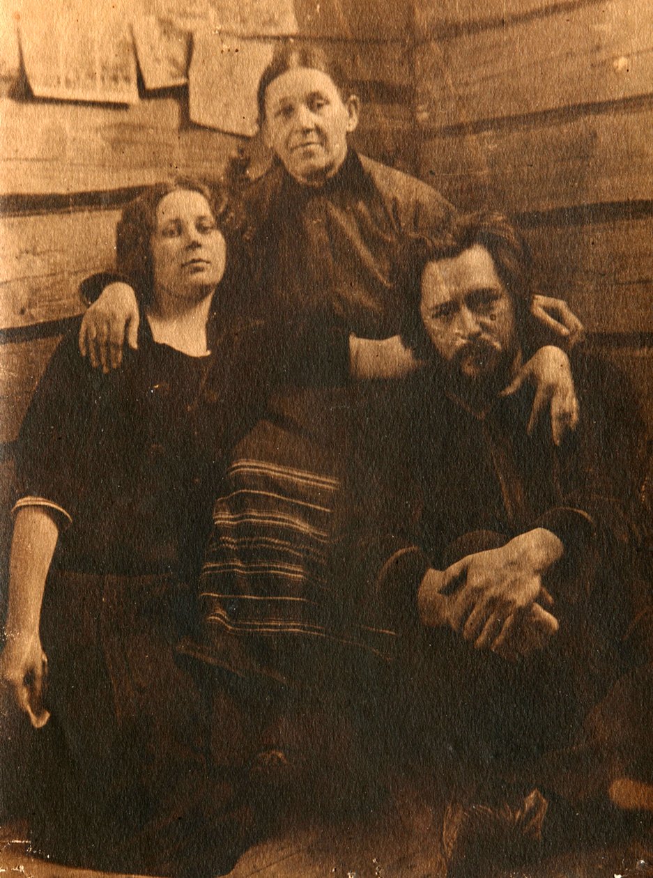Venäläinen kirjailija Leonid Andrejev äitinsä ja sisarensa kanssa, 1900-luvun alku tekijältä Unbekannt