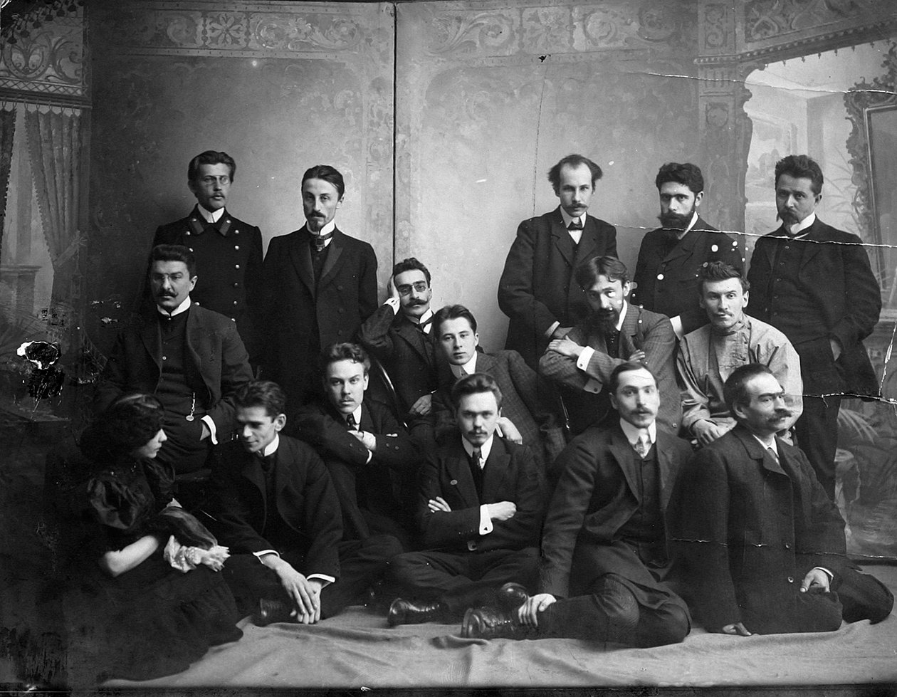 Venäläinen kirjailija ja runoilija Andrei Bely symbolististen kirjailijoiden kanssa, 1907 tekijältä Unbekannt