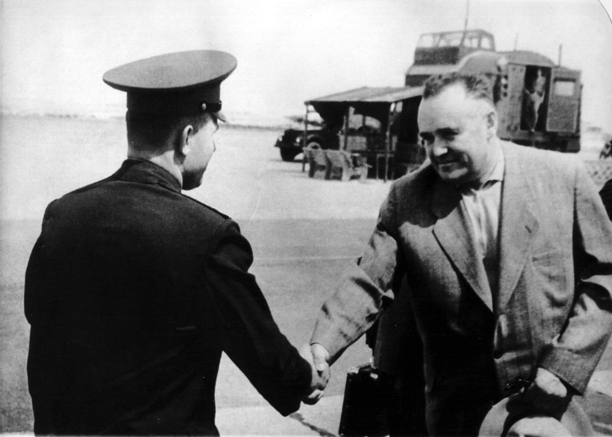 Venäläinen kosmonautti Juri Gagarin ja rakettiinsinööri Sergei Koroljov, 1961 tekijältä Unbekannt