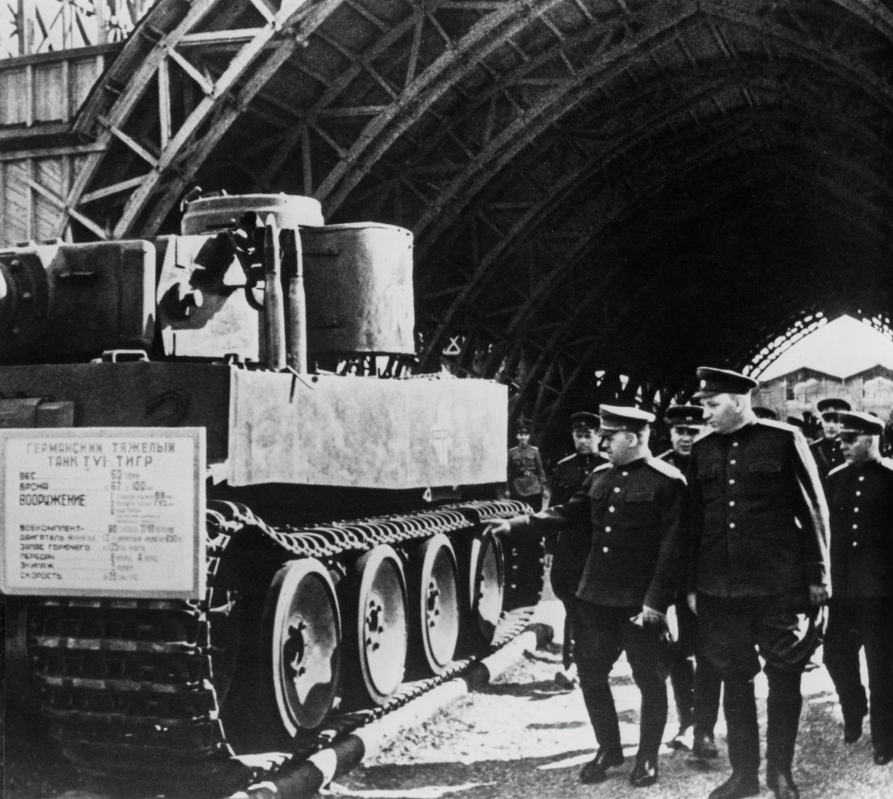 Venäläiset kenraalit tarkastamassa vangittujen saksalaisten aseiden näyttelyä, Venäjä, 1943 tekijältä Unbekannt
