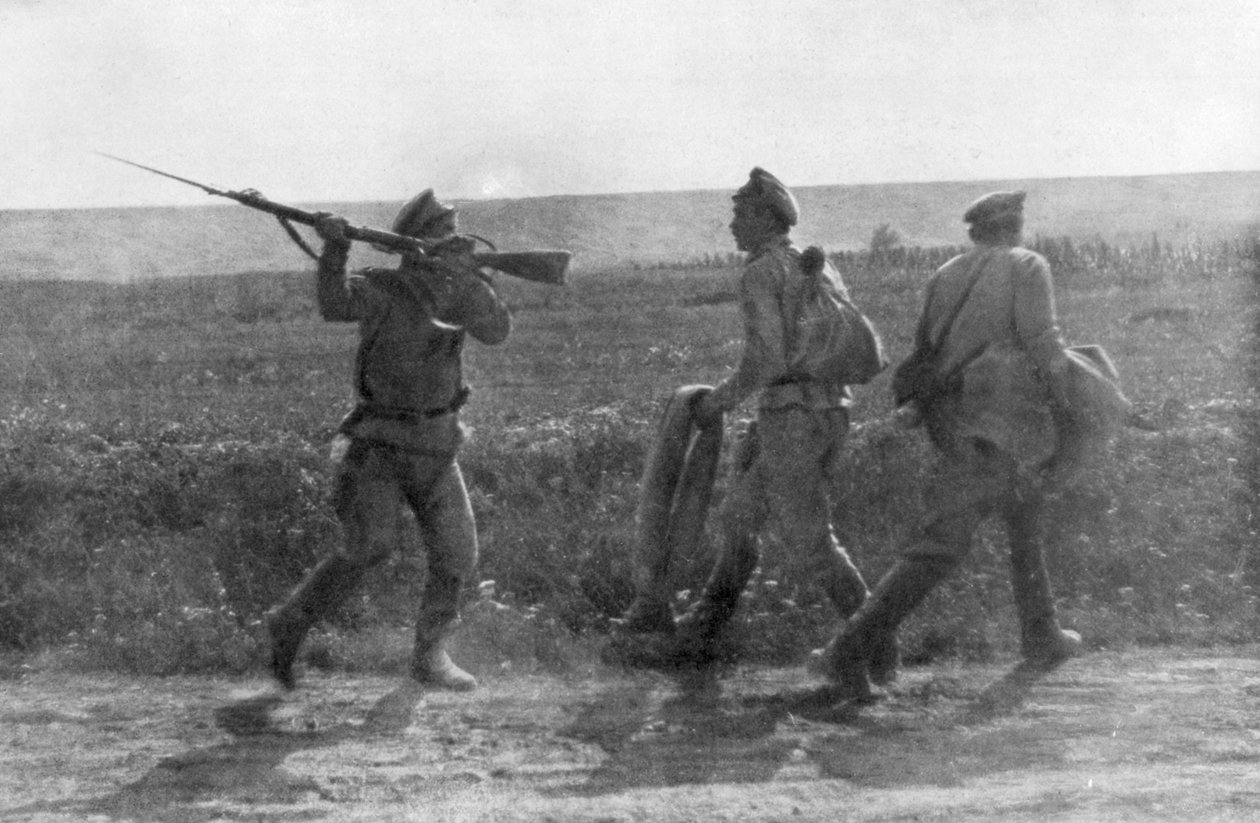 Venäläinen sotilas hyökkäämässä vetäytyvään toveriinsa Ternopiliin, Ukrainaan, Ensimmäinen maailmansota, 1. heinäkuuta 1917 tekijältä Unbekannt