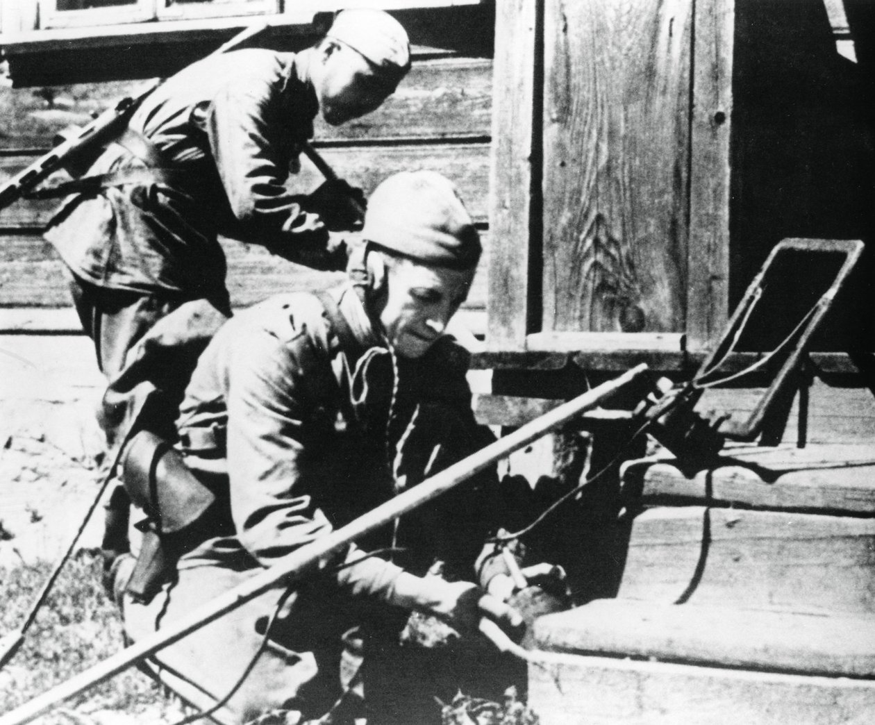Venäläissotilaat miinanpaljastimilla raivaamassa loukkuun jäävää taloa, itärintama, 1944 tekijältä Unbekannt