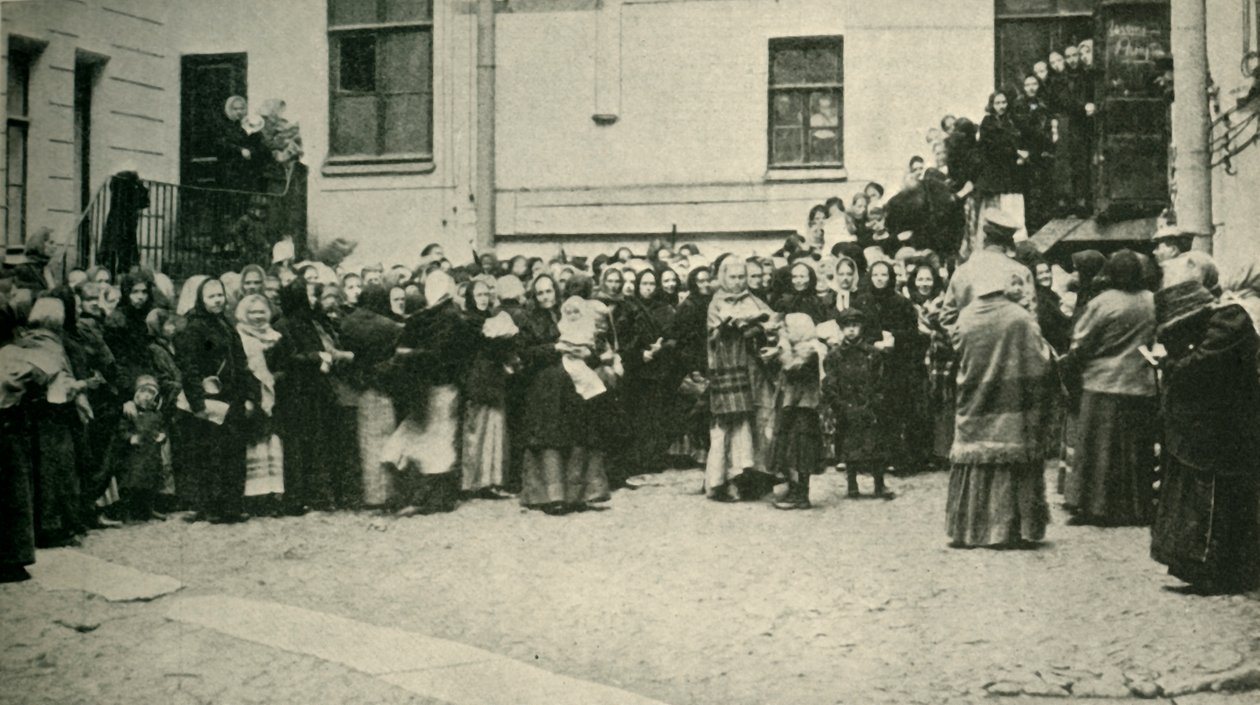Venäläisten sotilaiden vaimot odottavat uutisia rintamalta..., Ensimmäinen maailmansota, 1915, c1920. tekijältä Unbekannt