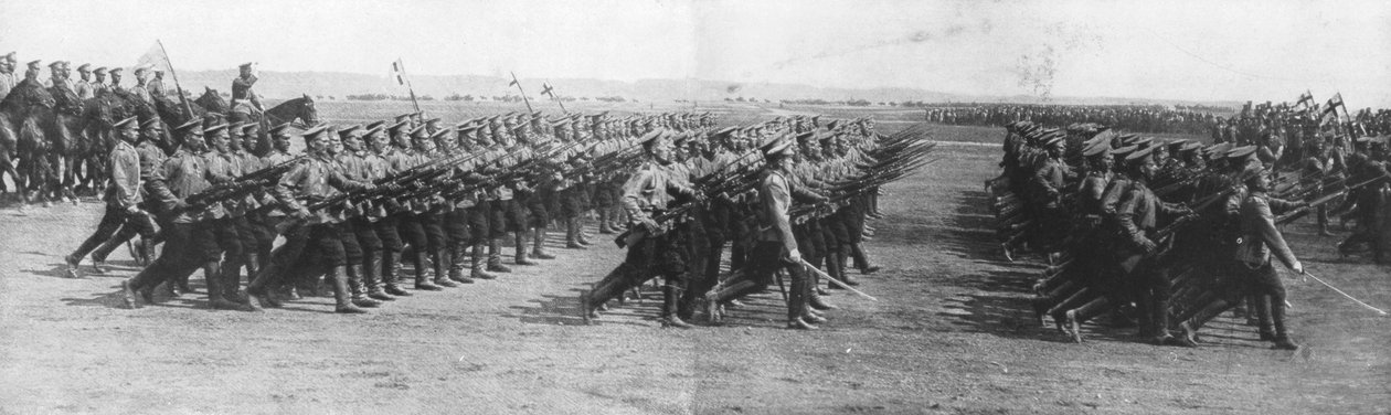 Venäjän joukot kulkueessa Ranskan presidentin Raymond Poincaresin Venäjän-vierailun aikana 22. heinäkuuta 1914. tekijältä Unbekannt