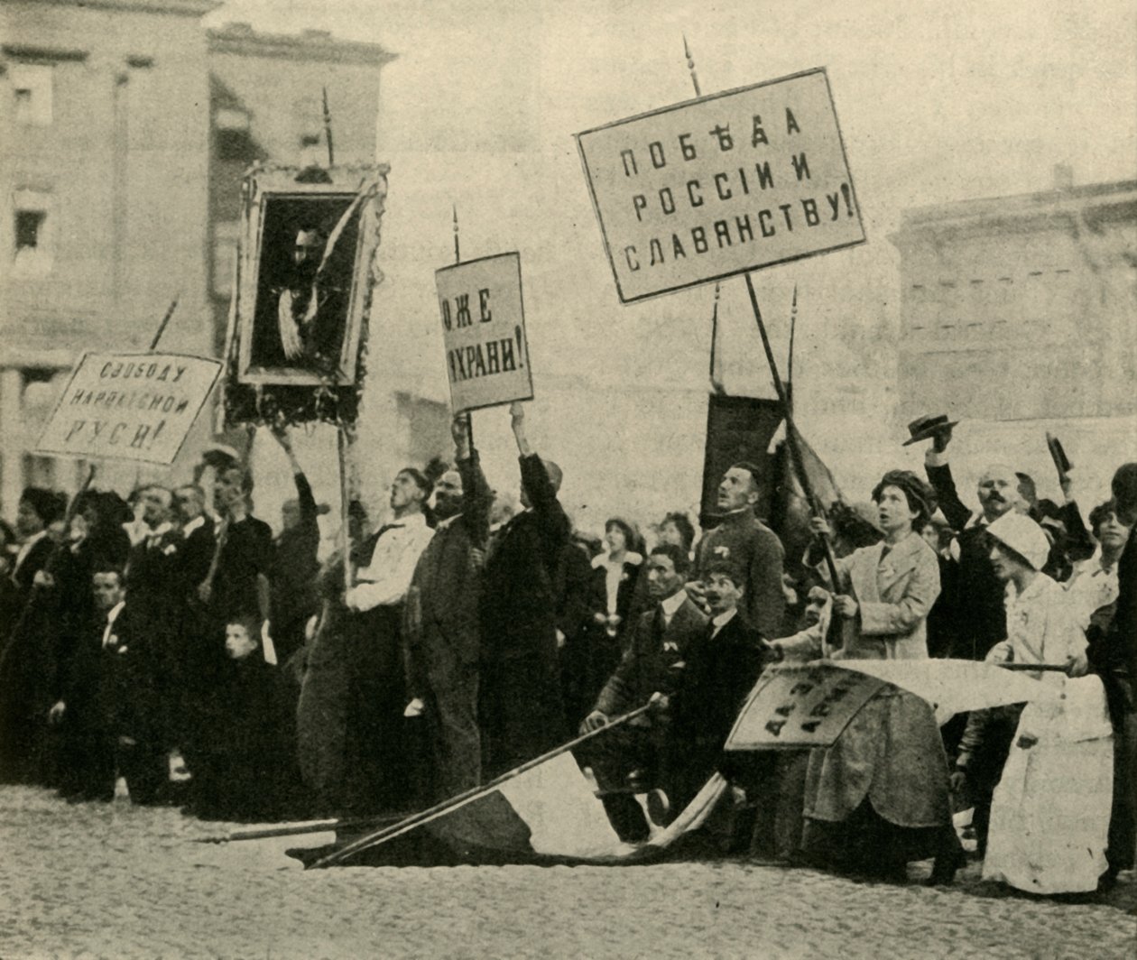 Venäläiset rukoilevat joukkojensa menestystä, Pietari, Ensimmäinen maailmansota, 1914, c1920. tekijältä Unbekannt