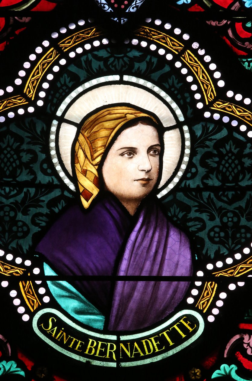 Pyhän sydämen kirkko. Lasimaalaus. Ste Bernadette Soubirous tunnetaan Marian ilmestyksistä, 20160604, Moulins, Ranska tekijältä Unbekannt