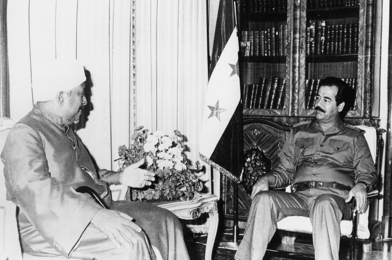 Saddam Hussein kokouksessa Irakissa, 1986 tekijältä Unbekannt