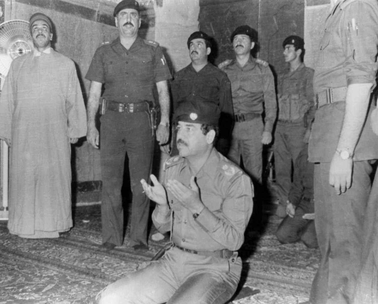 Saddam Hussein rukoilee, Karbala, Irak, 1985 tekijältä Unbekannt