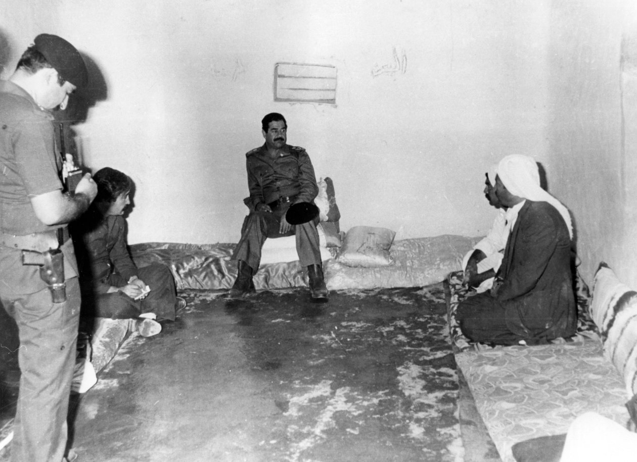 Saddam Hussein vierailee talonpoikatalossa Basrassa, Irakissa, 1987 tekijältä Unbekannt
