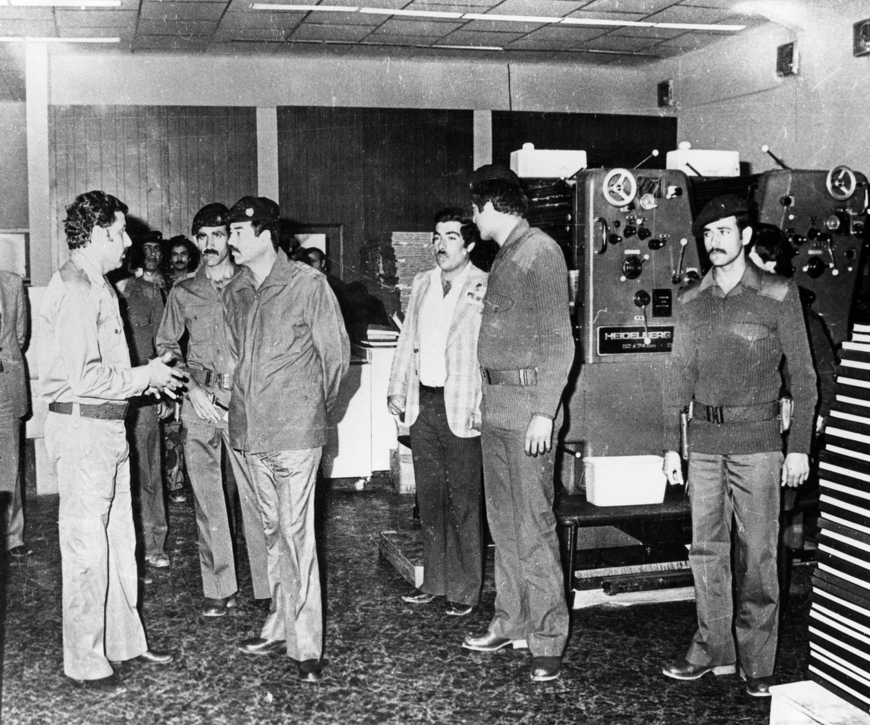 Saddam Hussein vierailee valtion lehdistössä Bagdadissa, Irakissa, 1986 tekijältä Unbekannt