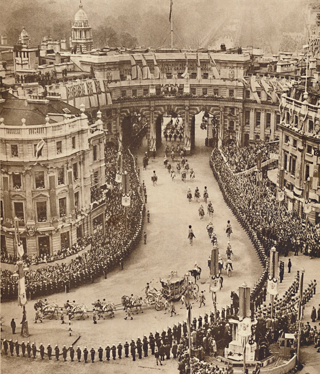 Sailors Line The Route Trafalgar Squarella, 12. toukokuuta 1937 tekijältä Unbekannt