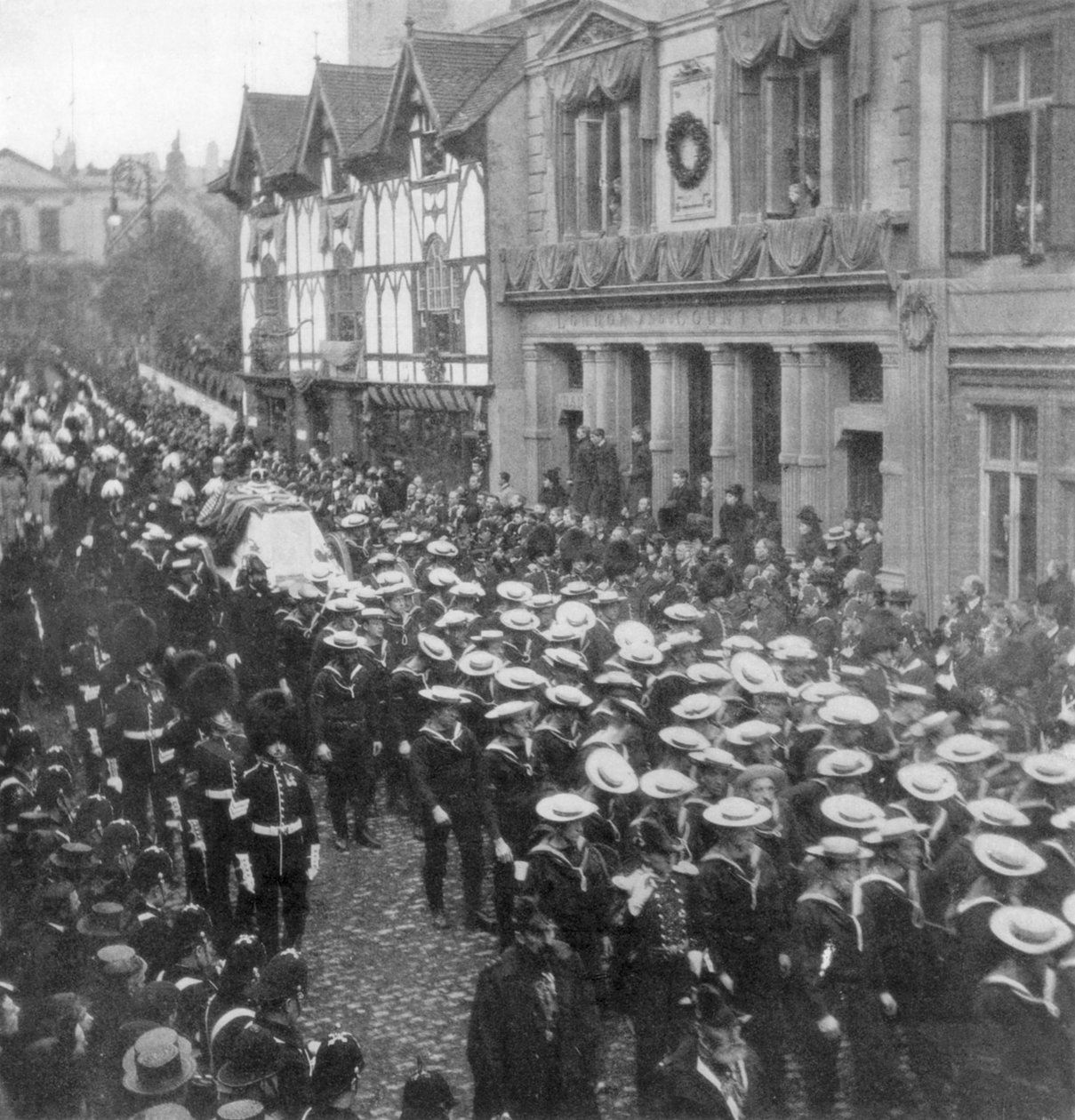 Merimiehet vetämässä asevaunuja, joissa oli kuningatar Victorian arkku, Windsor, Berkshire, 1901 tekijältä Unbekannt