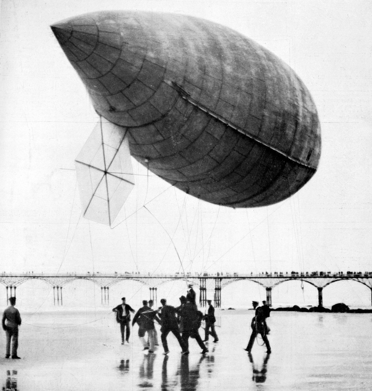 Santos-Dumontsin ilmalaiva, joka lähtee Trouvillesta Ranskasta, 1905 tekijältä Unbekannt